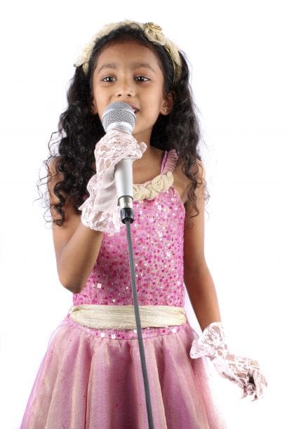 Hagan un show de talentos: Esto les divierte mucho a los niños, quienes se sienten orgullosos de poder captar la atención de mamá y hacer lo que mejor saben, además tú también puedes participar. Sólo coloca un pequeño travesaño con una cortina a modo de telón de un escenario.