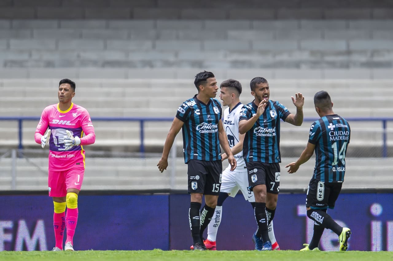 El universitario trató de dar un pase a Talavera, pero no hubo comunicación.