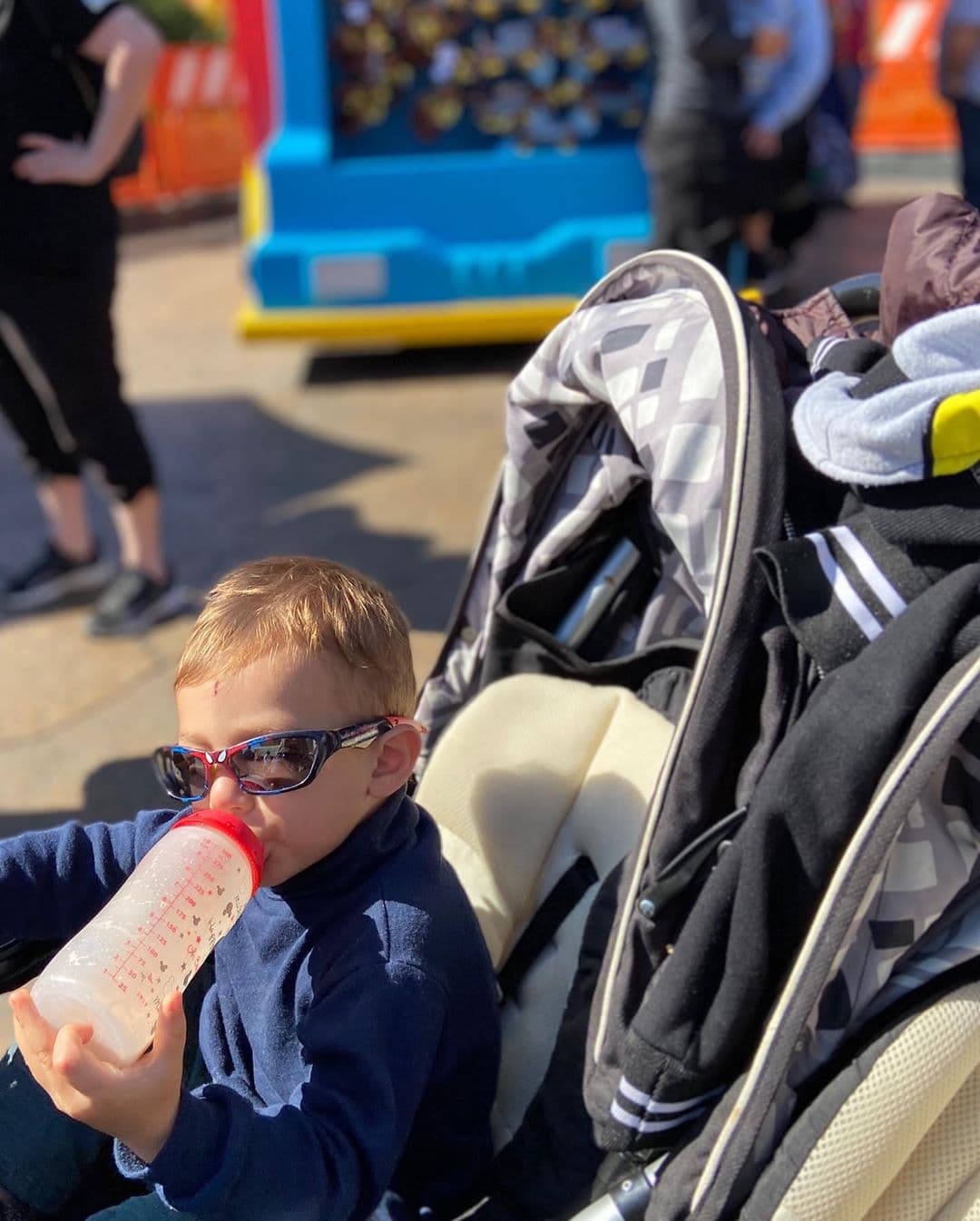 Como todo un galán, 
<a href="https://www.univision.com/shows/despierta-america/el-mas-pequeno-de-los-tacher-ya-tiene-2-anos-las-fotos-del-pequeno-liam-por-su-cumpleanos-fotos" target="_blank">Liam</a> tomó su aperitivo. El más pequeño de los cinco hijos de Alan Tacher cumplió 2 años en el mes de febrero.