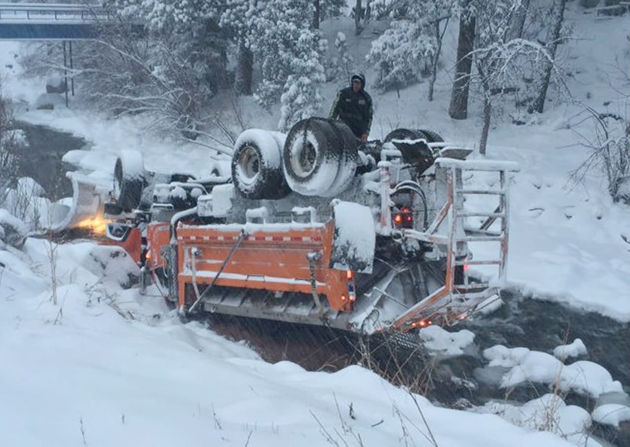 Una máquina para remover la nieve se volcó después de chocar en Colorado, donde el tiempo invernal ha obligado al cierre de escuelas y negocios al oeste de Boulder.