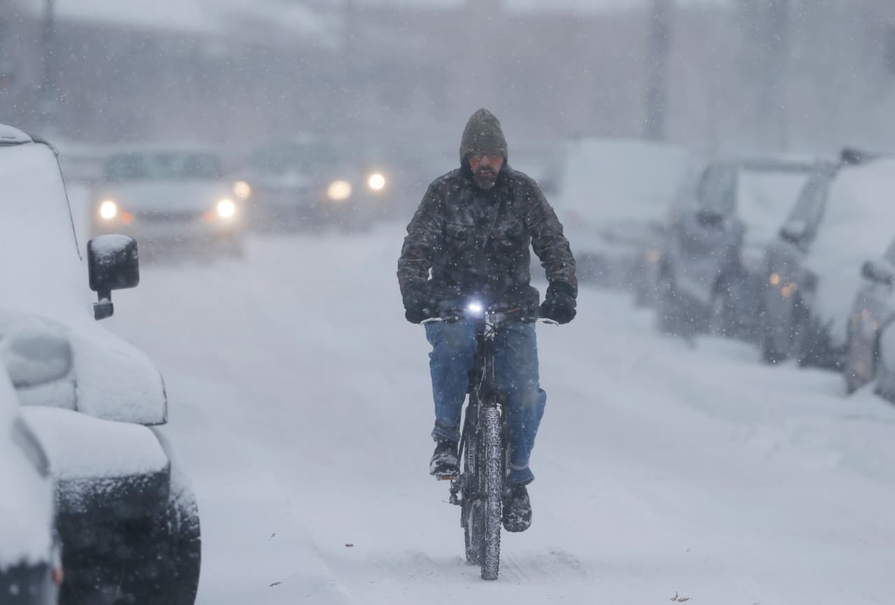 En Denver, este ciclista lucha contra la nieve y el viento a lo largo de la calle Washington.