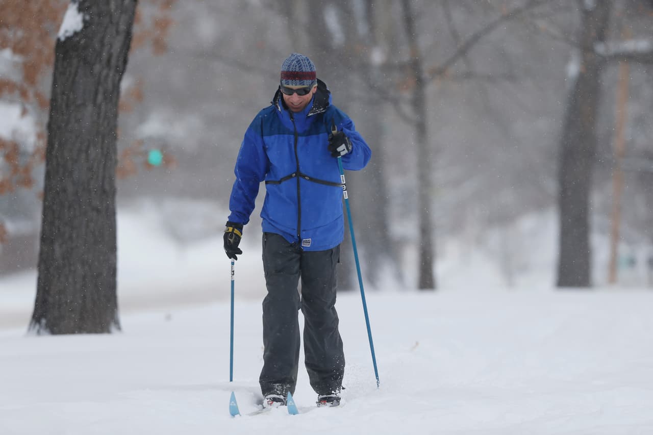 David Carbonetti, de Denver, utiliza esquís para desplazarse entre la nieve que cayó el martes, por la tormenta que empezó el lunes en el Intermountain West.