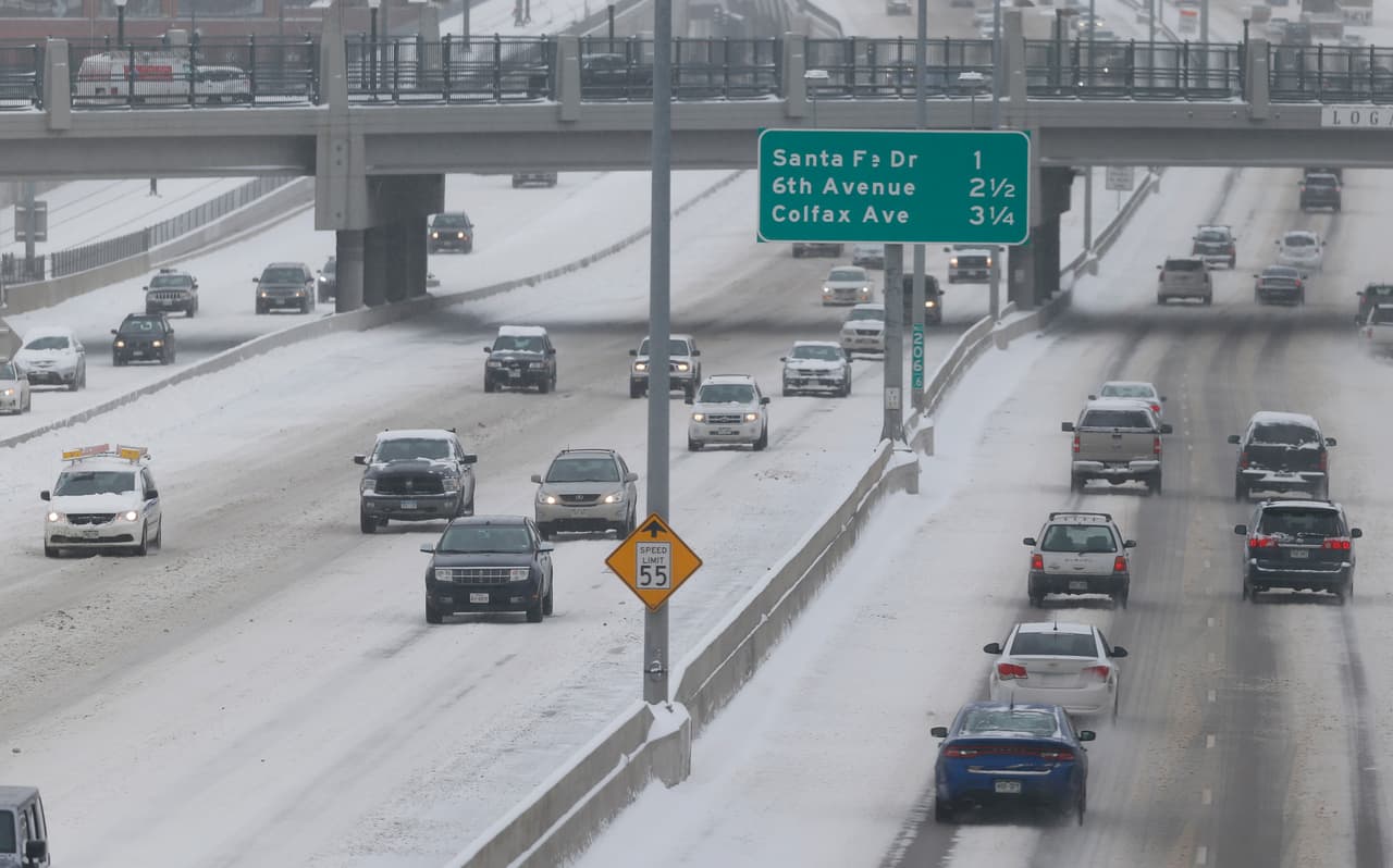 La Interestatal 25 se convirtió en una peligrosa y resbaladiza vía, a consecuencia de la caída de nieve en Denver.