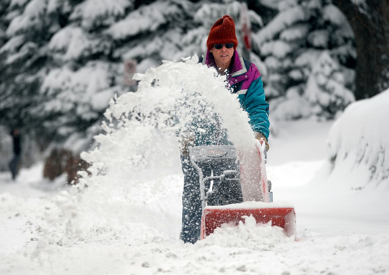 Gary Campbell, también de Boulder, trabaja en retirar la nieve a lo largo de Canyon Boulevard.