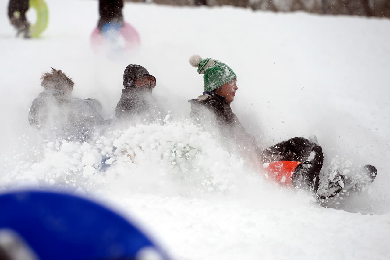 En un trineo, estos chicos se divierten aunque se llenen el rostro de nieve. (Jeremy Papasso /Daily Camera vía AP).