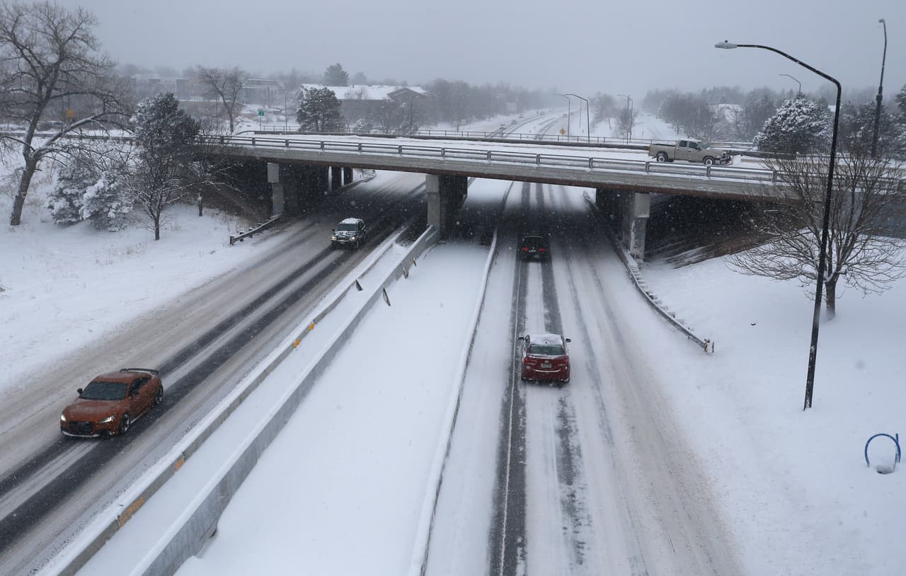 Una imagen más de las carreteras resbaladizas, afectadas por la tormenta de invierno aún antes del inicio oficial del invierno.