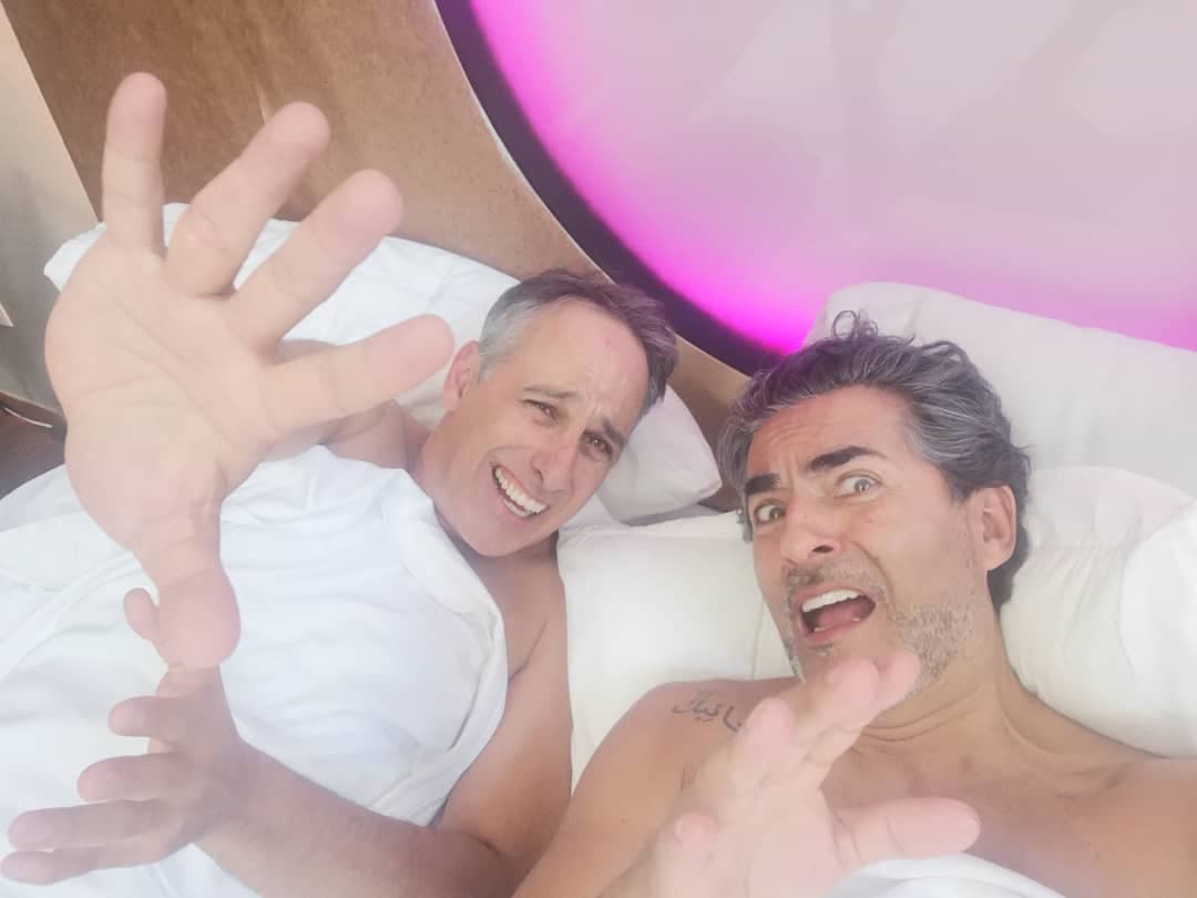 Una de las escenas más esperadas fue el beso entre Raúl Araiza y Julio Bracho. Salió al aire en la televisión mexicana el pasado lunes y ‘Alma’, en el cuerpo de ‘Paco’, debe despedirse de su esposo ‘Ángel’ para irse al infierno, lo que hacen a través de un beso.