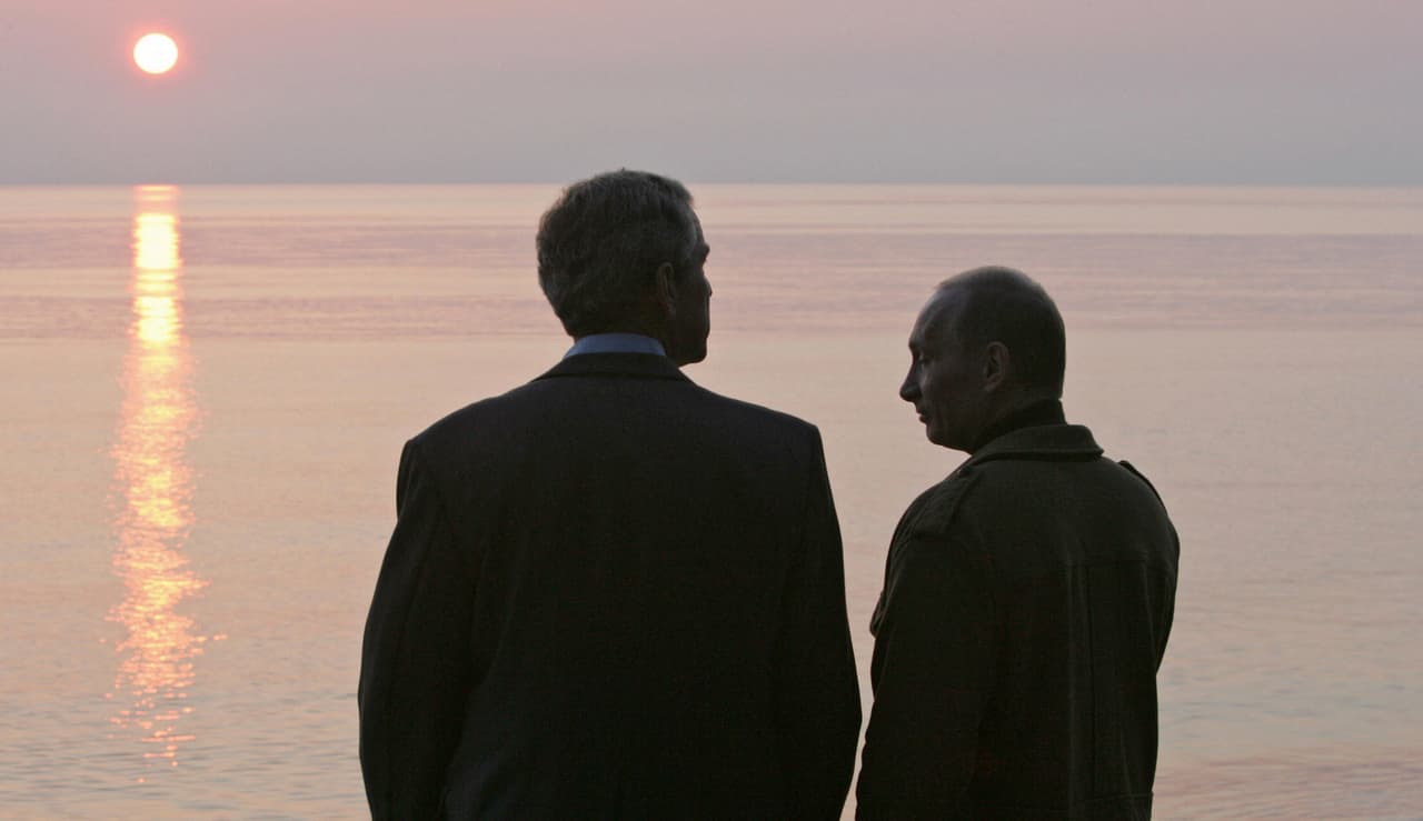 A diferencia de sus sucesores, George W. Bush se reunió con Putin muchas veces, en una relación que parecía ser mucho más cercana que la que tuvo con los siguientes presidentes estadounidenses.
<br>
<br>Esta foto muestra una de las últimas reuniones de Bush como presidente y Putin, en la ciudad de Sochi, Rusia, en abril de 2008. En agosto de ese año se volvieron a ver en la apertura de los Juegos Olímpicos de 2008 en Beijing, China.