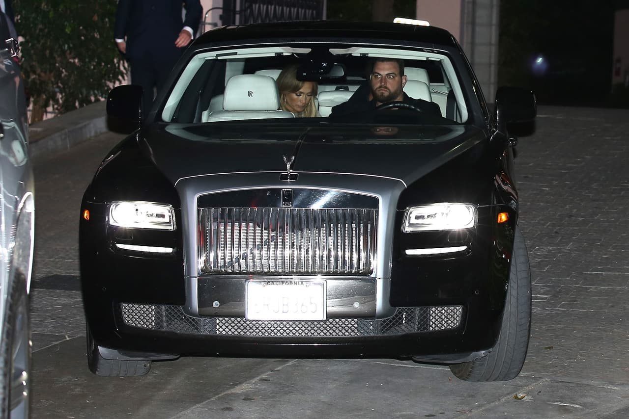 Este Rolls Royce Ghost en carrocería bitono (plata y negro) ha sido utilizado en varias citas románticas de JLo con Alex Rodríguez, pero también con su anterior pareja, Casper Smart. El año pasado 'La Diva del Bronx' acudió a una cena con el exbeisbolista en el Hotel Bel-Air de Los Ángeles a bordo de este auto con motor V12 de 6.6 litros de 563 caballos de fuerza, capaz de acelerar de 0 a 60 mph en 4.7 segundos y de desarrollar una velocidad máxima de 154 mph. Su precio empieza en 308,000 dólares.
