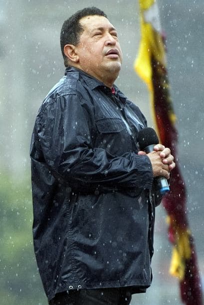 Bajo la lluvia que cayó sobre la ciudad y protegido con una chaqueta impermeable, Chávez arrancó su discurso de cerca de media hora proclamando que "llegó la avalancha bolivariana a Caracas".