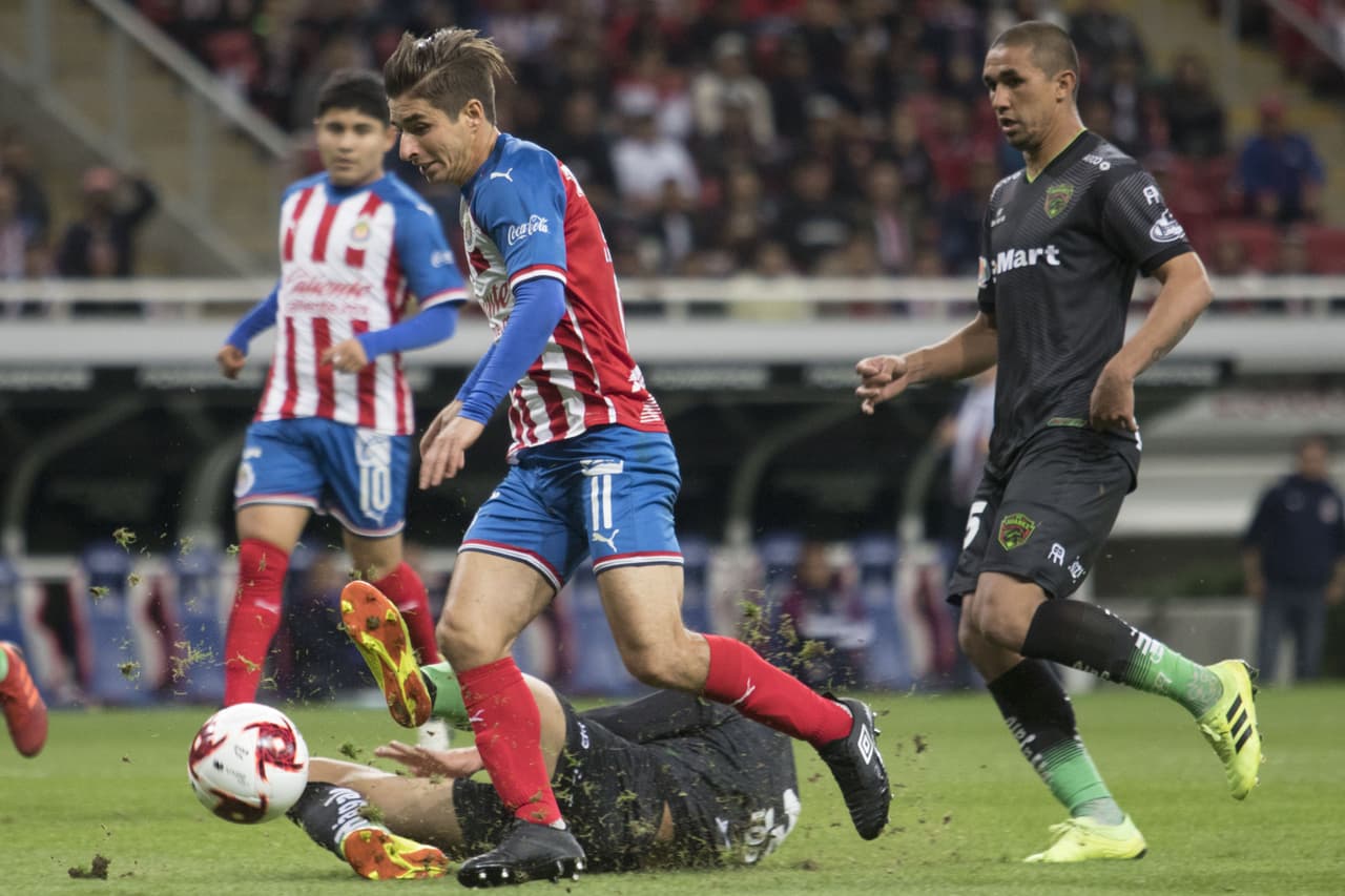 Isaac Brizuela fue punzante durante el partido y mantuvo atentos a los defensores rivales.