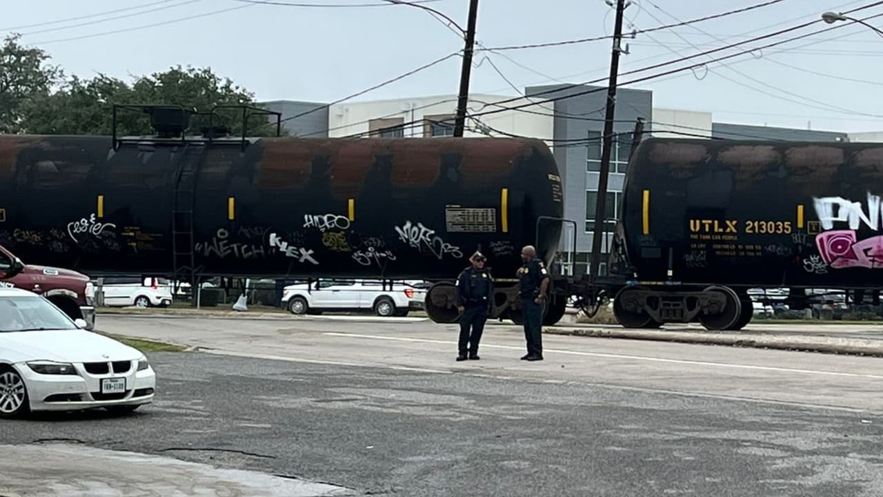 Investigadores del Departamento de Policía de Houston siguen investigando 
<b><a href="https://www.univision.com/local/houston-kxln/estudiante-preparatoria-milby-muere-atropellado-tren-houston?12345" target="_blank">la muerte de un estudiante de la Preparatoria Milby</a></b>, del Distrito Escolar Independiente de Houston.