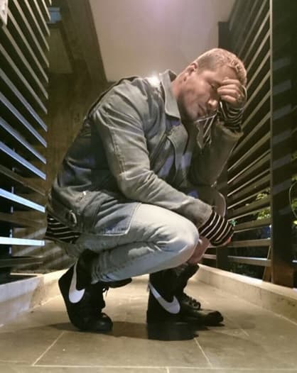 8. Claro, para subir al escenario nunca se olvida del estilo fashionista que define su personalidad, y enamorta a sus fanáticas luciendo muy galán.