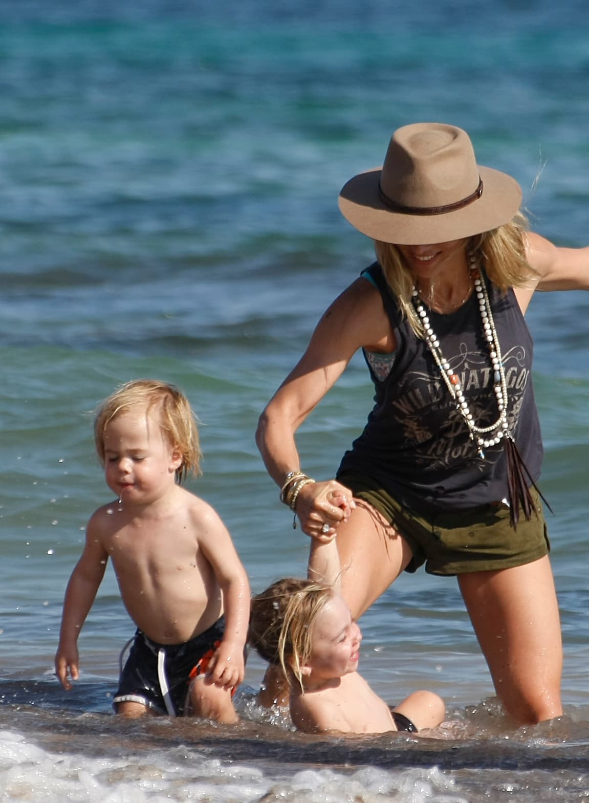 Lo bueno es que su mami estaba ahí para rescatarlos.