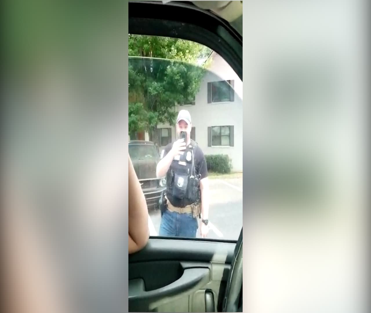 Minutos después, el mismo agente, con el logotipo de HSI en el pecho regresa. Tiene un celular en la mano y está grabando a Martínez y su padre. Se ríe y entonces es cuestionado sobre si algo le parece divertido. "No se qué tan divertido se va a poner", responde.