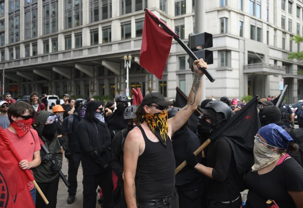 Antifa se ha vuelto cada vez más visible desde las protestas de Charlottesville en 2017, cuando los nacionalistas blancos acudieron a la ciudad para protestar por la eliminación de la estatua del general Robert E. Lee y la protesta terminó con varios heridos y
<a href="https://www.univision.com/noticias/incidentes-de-odio/un-funeral-colmado-de-mensajes-antiracistas-el-adios-a-heather-heyer-la-mujer-muerta-en-charlottesville">la muerte de una activista de izquierdas</a>, atropellados por un carro a toda velocidad, a manos de
<a href="https://www.univision.com/noticias/criminalidad/condenan-a-cadena-perpetua-al-hombre-que-arrollo-a-manifestantes-en-charlottesville-y-mato-a-una-mujer">un ultraderechista</a>.