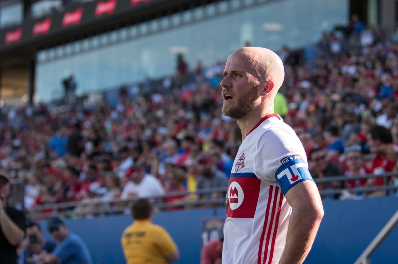 Michael Bradley – El mediocampista central de Toronto FC es un líder natural tanto de los Escarlatas como de la selección de los Estados Unidos. Un jugador con la inteligencia para saber colocarse tanto para robar balones como para distribuirlos. Su visión y su técnica son admirables.