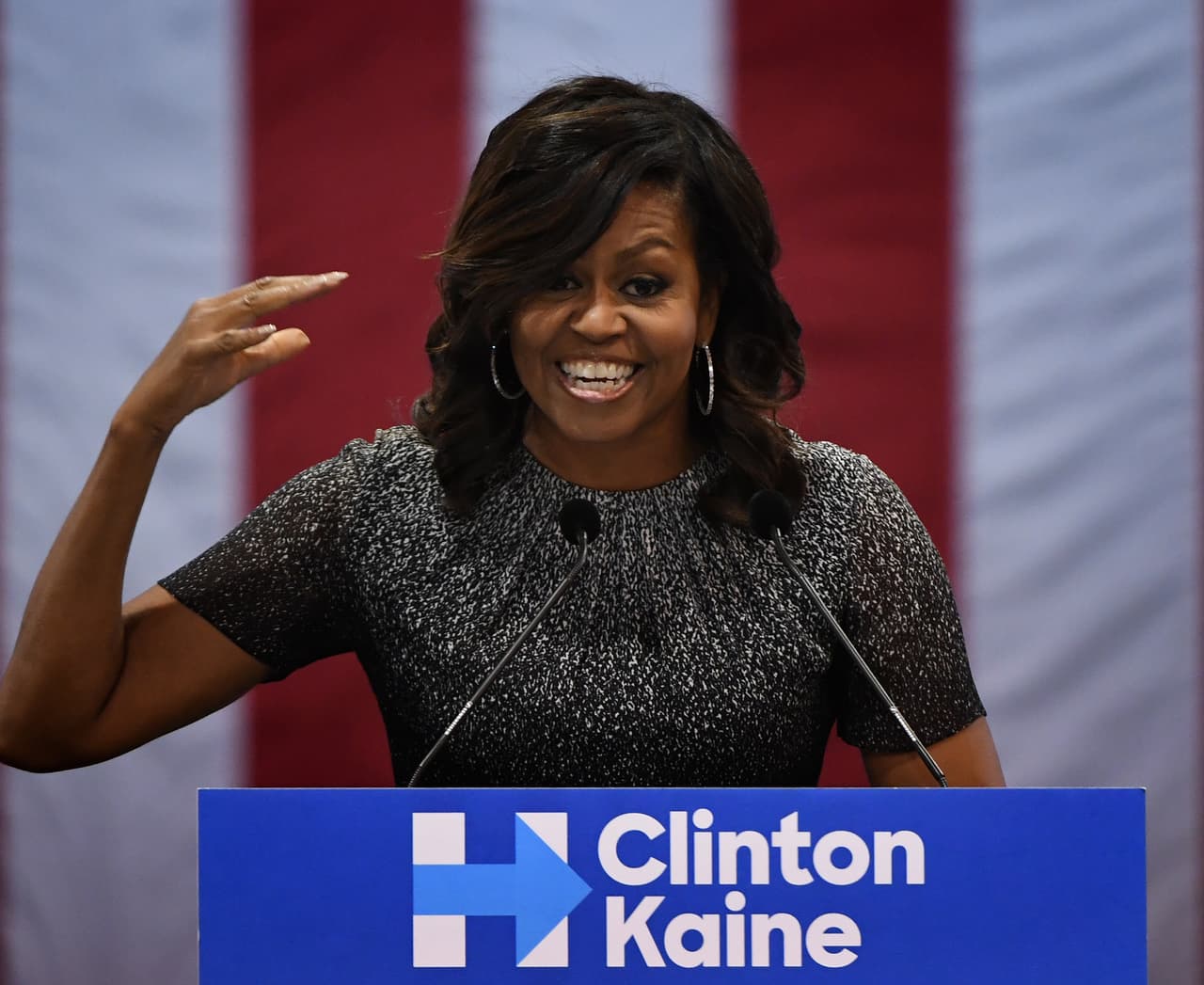 "No puedo esperar a que todos los conozcan y aprendan más sobre cómo se siente ese salto, día tras día. ¡Manténganse al tanto!", añadió en su mensaje 
<b><a href="https://www.univision.com/shows/el-gordo-y-la-flaca/los-famosos-que-sin-ser-escritores-contaron-sus-historias-en-libros-video">Michelle Obama</a>.</b>