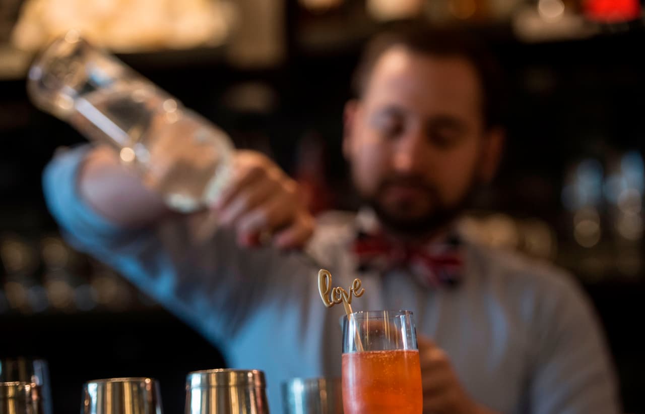 Algunos miembros de la familia real británica podrían necesitar un trago después del 
<b><a href="https://www.univision.com/estilo-de-vida/bodas/se-acabo-el-relajo-el-papa-de-meghan-markle-no-va-a-la-boda-porque-lo-operaran-del-corazon">escándalo</a> </b>que generó la venta de fotos por parte del papá de Meghan Markle, días antes de la boda de su hija con el príncipe Harry, a la que por razones de salud no asistirá.