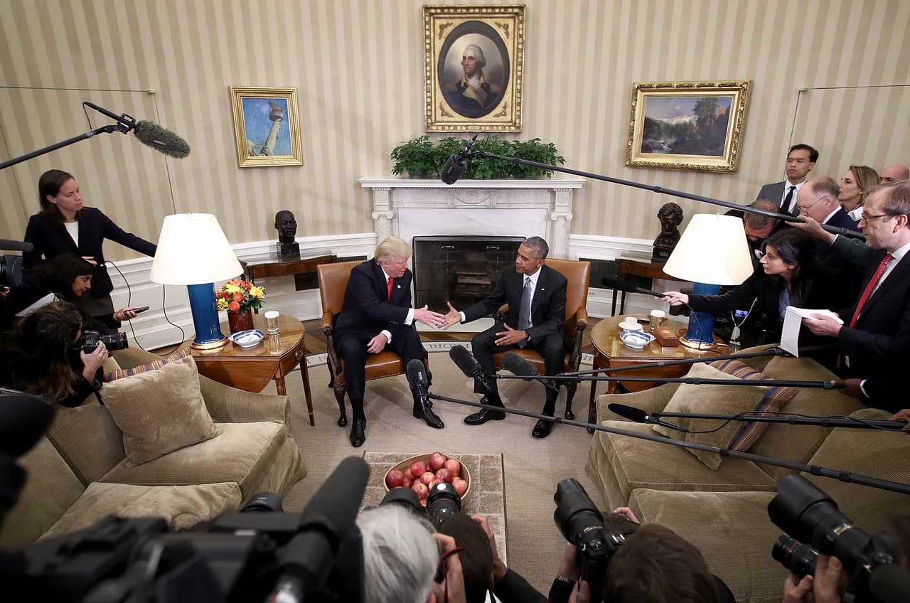 <b>King y Lincoln de testigos.</b> Visita de Donald Trump a Barack Obama el 10 de noviembre de 2016. A la derecha de los presidentes está el busto de Martin Luther King y a la izquierda el de Abraham Lincoln. La nueva decoración conservó la disposición de estas obras de arte dentro de la Oficina Oval.