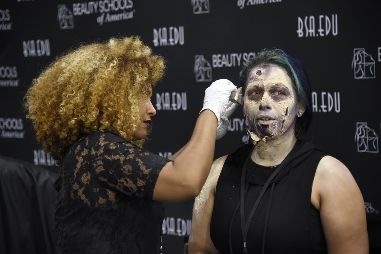 7. Para tu maquillaje el color negro será primordial por lo que te recomendamos comprar un lápiz para ojos negro y unas sombras negras. Por favor, no tomes el maquillaje de tu madre, novia o esposa, arruinarlo podría ser fatal para ti.