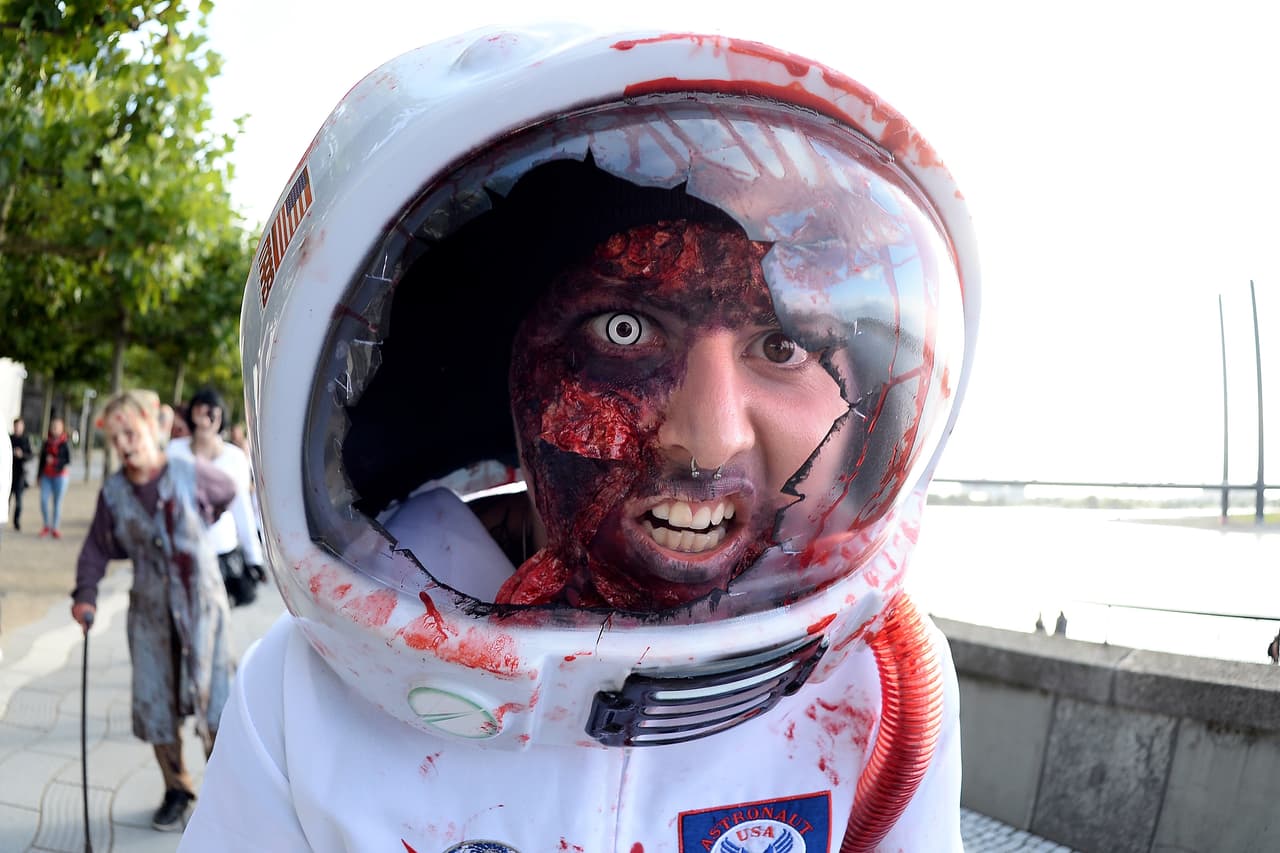 2. Ya que viste qué te puede servir ahora sí define el tipo de zombie que quieras ser, no olvides que un zombie pueder ser cualquier persona: un doctor, futbolista, bailarina, sólo debes echar a volar tu imaginación.