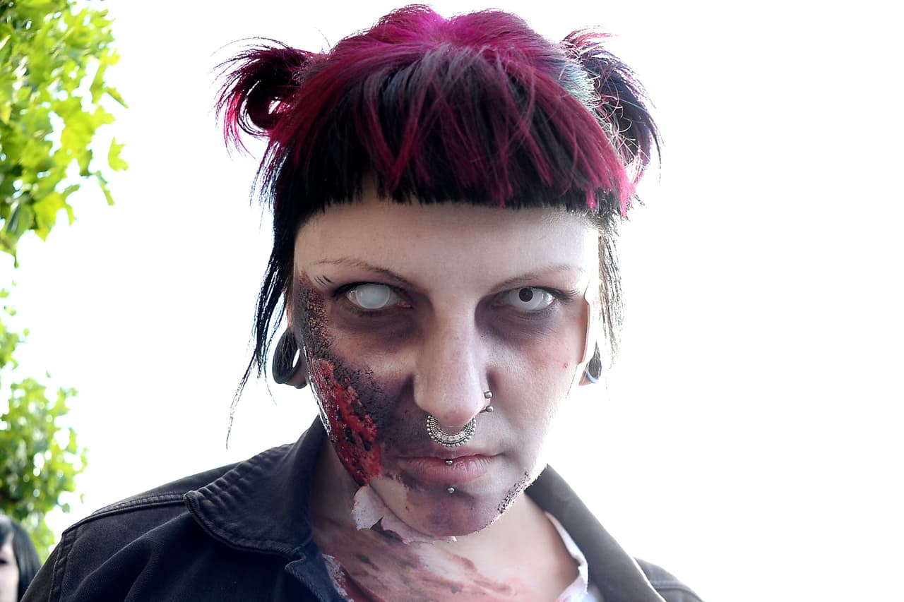 9. Lentes de contacto de color rojo o blanco también pueden ser buenos aliados.