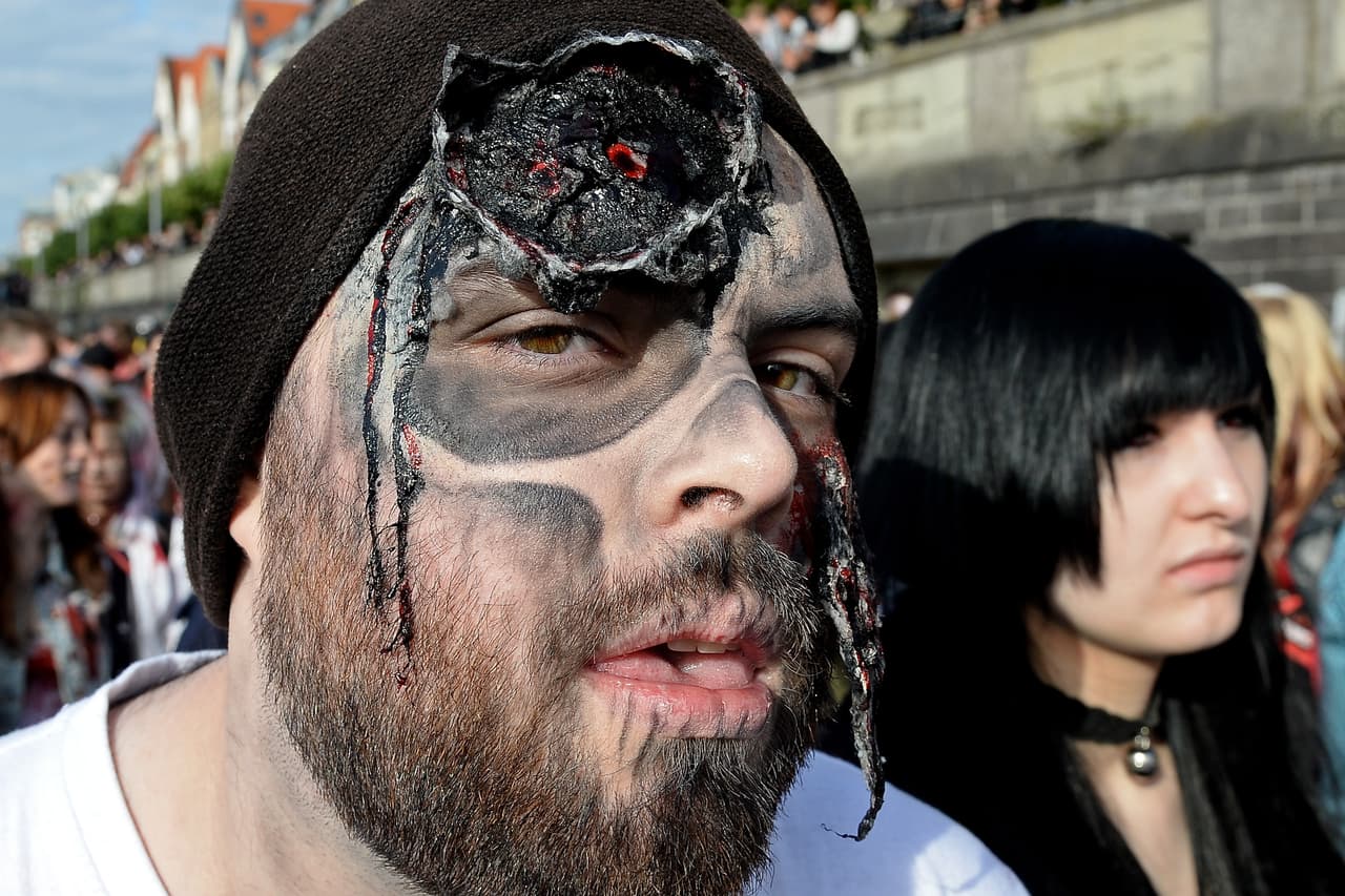 8. En los centros comerciales existen ciertos maquillajes especiales para teatro o para Halloween, esos serían los indicados para tu caracterización zombie.