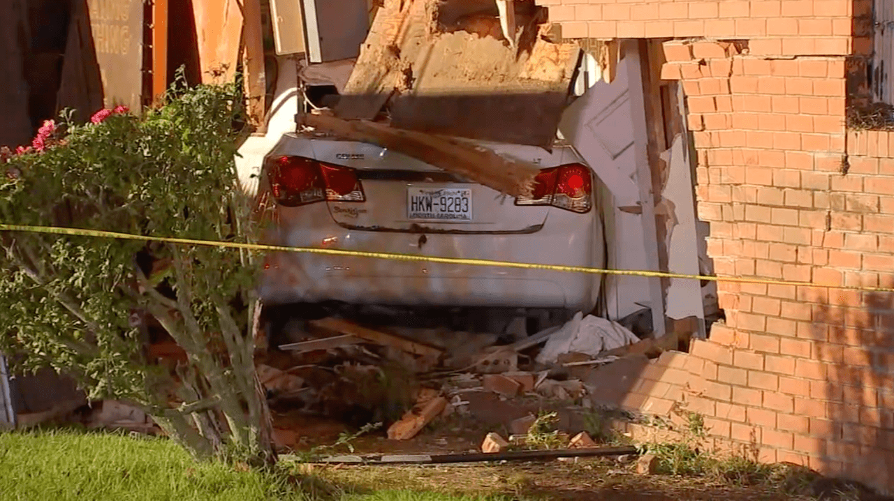 Una madre y sus dos hijos resultan heridos tras chocar en contra de una iglesia en Smithfield 