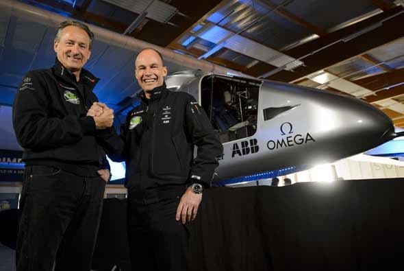 Solar Impulse 2 (Si2), el segundo prototipo de avión solar, fue presentado en Suiza, con miras a dar la vuelta al mundo a partir de marzo del 2015, gracias a su autonomía que le permitirá volar hasta cinco días seguidos.