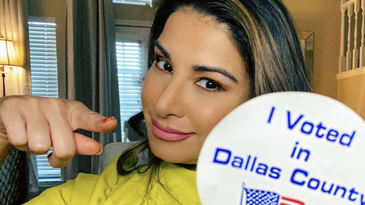 Nelly Carreño, meteoróloga de Univision 23 Dallas, compartió con su comunidad de Instagram cuando votó. Lo hizo apenas comenzó la votación anticipada en el estado de Texas y solo le tomó 25 minutos. “Por favor, ¡vota!”, le pidió a sus seguidores.