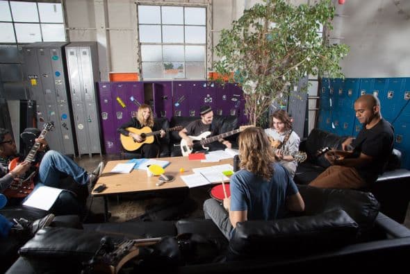 Los Angeles College of Music - Fundada en 1996, la escuela se centra en proveer a los aproximadamente 150 estudiantes con los conocimientos necesarios para tener éxito en la industria de la música contemporánea. Sus alumnos han ido a trabajar con artistas como Paul Anka, Ricky Martin y Chick Corea.