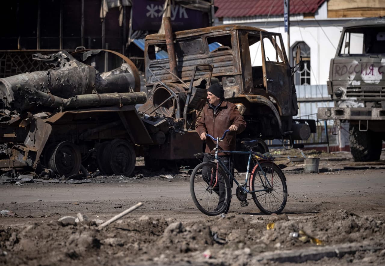 No está claro adónde se fueron las fuerzas rusas, en qué circunstancias huyeron o si la ciudad permanecerá libre en los próximos días. Pero el retorno de las fuerzas ucranianas a Trostianets es un alivio para los residentes y 
<b>para un país que espera que baje el nivel de los ataques y que ante la feroz resistencia, los rusos se estén retirando.</b>
<br>