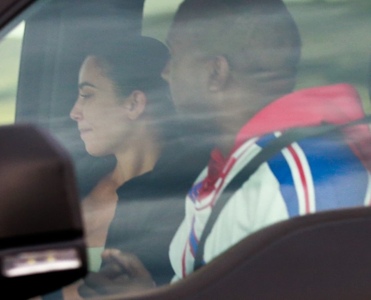 Al llegar a Cody, la pareja fue a un restaurante Wendy's. Los fotógrafos captaron algunos momentos en los que no se les vio contentos. 
<br>