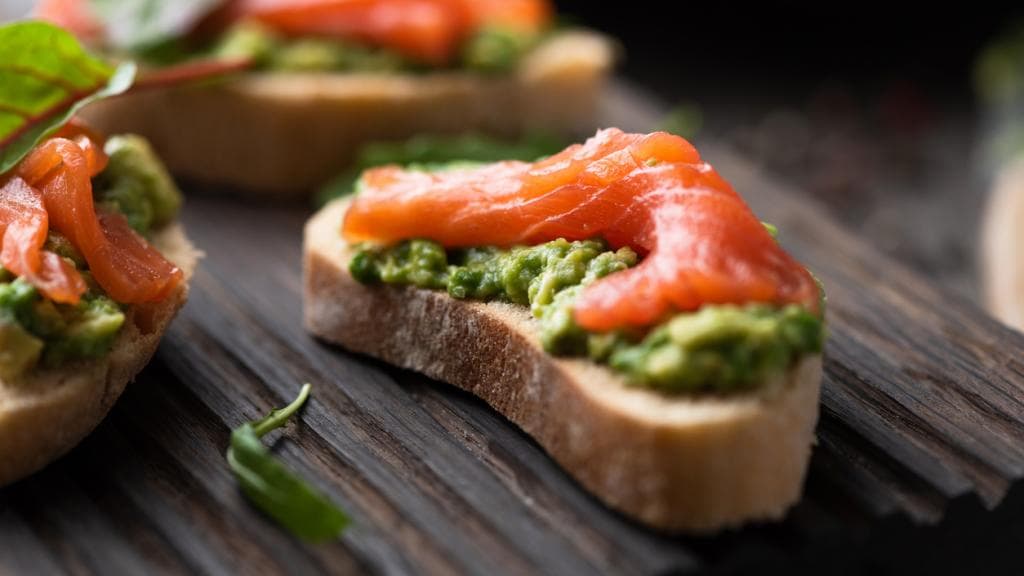 El aguacate y el salmón ahumado son dos de nuestros alimentos favoritos por sus nutrientes y grasas saludables. Este 
<a href="https://www.univision.com/noticias/reto-28/tartine-de-aguacate-y-salmon-ahumado-reto-28" target="_blank">tartine</a> los combina con una tostada en pan integral.