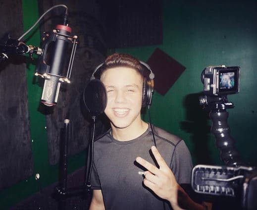 Su madre escuchaba canciones de grupos como Los Tigres del Norte, Conjunto Primavera y Los Temerarios. Fue así que de chiquito se encerraba en su cuarto a tararear esos temas hasta aprenderlos a la perfección.