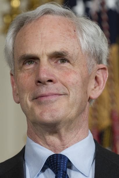 De igual manera se desarrolló dirigiendo grandes empresas como la aerolínea Boeing y Walt Disney.