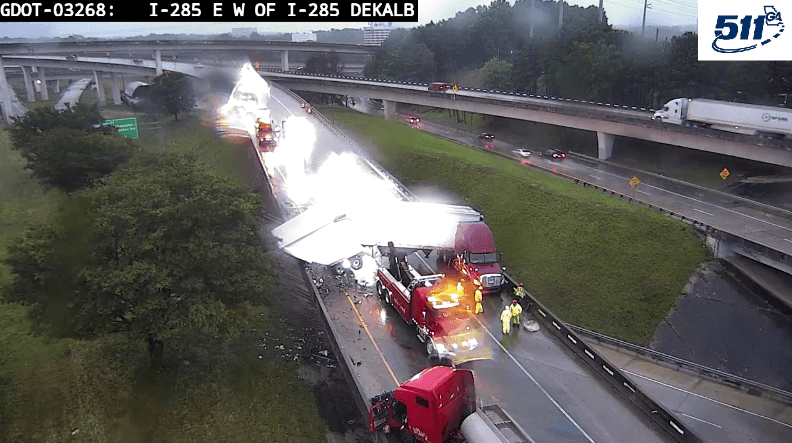 Choque de camión con un tráiler bloquea completamente la rampa I-285 a I-85 en Spaghetti Junction