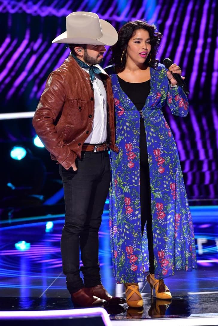 Joss Favela hizo lo propio y subió al escenario con la participante.