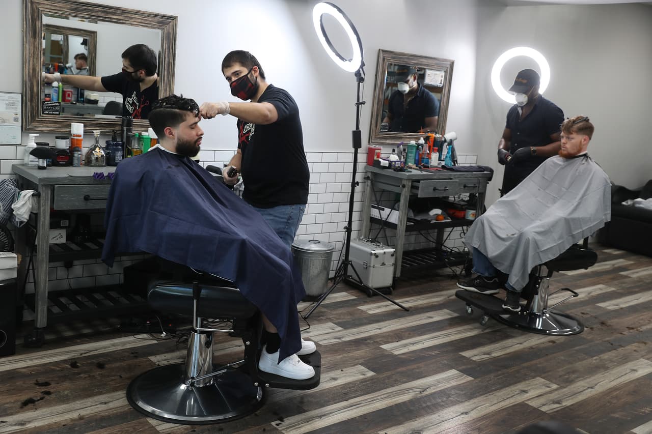 Algunas personas acudieron a las peluquerías, para hacerse el anhelado corte, tras los cierres por la pandemia del covid-19.
<br>