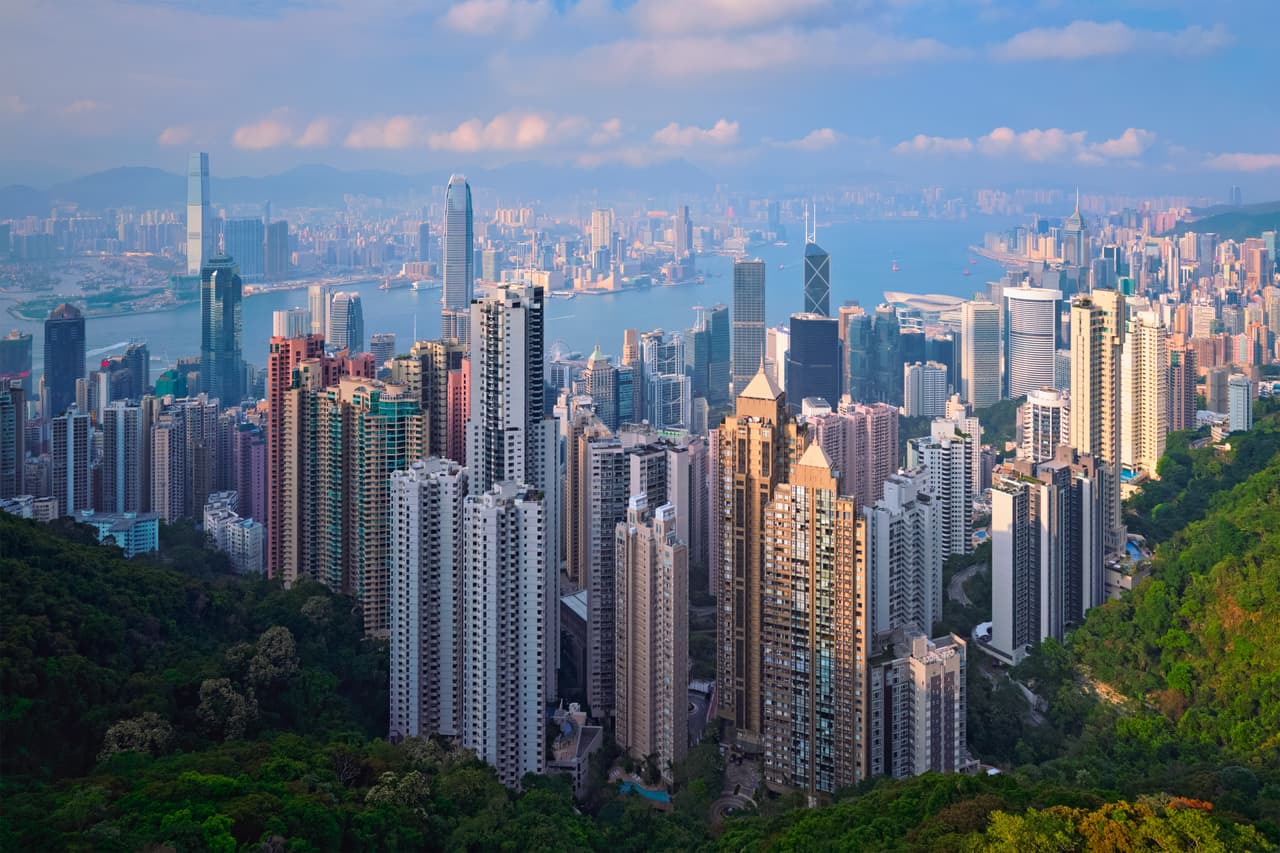 <b>Puesto 3: Hong Kong.</b> 73,430 personas tienen un patrimonio neto de cinco millones de dólares o más y el porcentaje de la población con este patrimonio es de 2.5%. 
<a href="https://www.univision.com/noticias/salud/estas-20-ciudades-estan-al-borde-de-una-crisis-inmobiliaria-impulsada-por-la-pandemia-del-covid-19-fotos-fotos"><u>Vea aquí las 20 ciudades están al borde de una crisis inmobiliaria impulsada por la pandemia del covid-19</u></a>
<br>