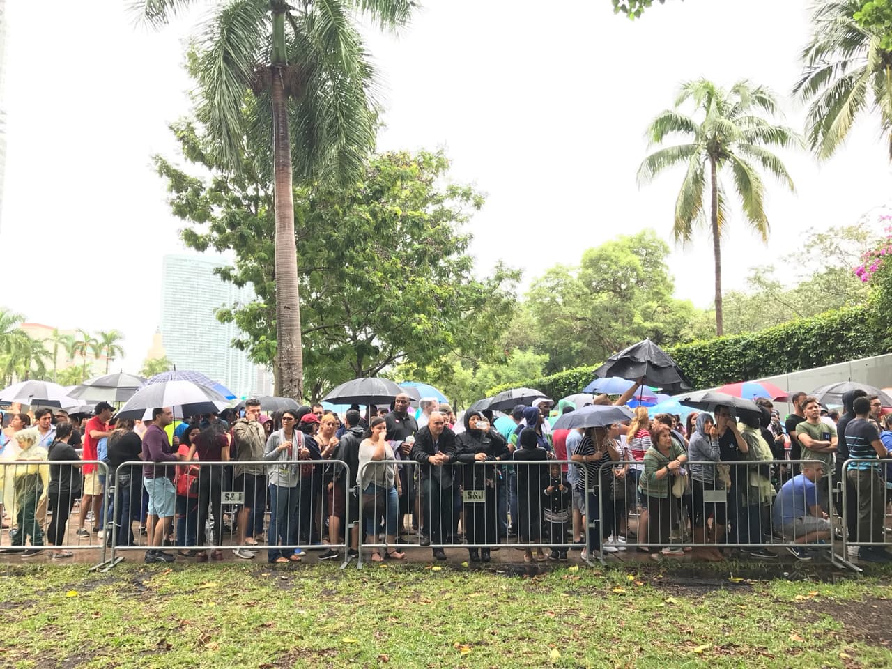 Los fanáticos de Jennifer López esperan a las afueras del anfiteatro del Bayfront Park, en Miami, para entrar al concierto que la boricua ofrecerá este sábado para pedir el voto por Clinton.