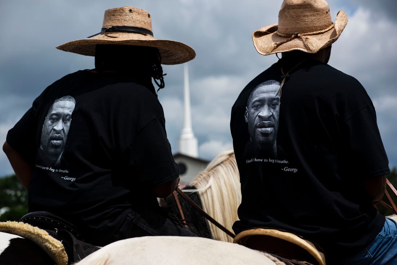 Los miembros del grupo ‘Black Cowboys’ (vaqueros negros, en español) llegan a caballo a la ceremonia funeraria de Floyd en Carolina del Norte.