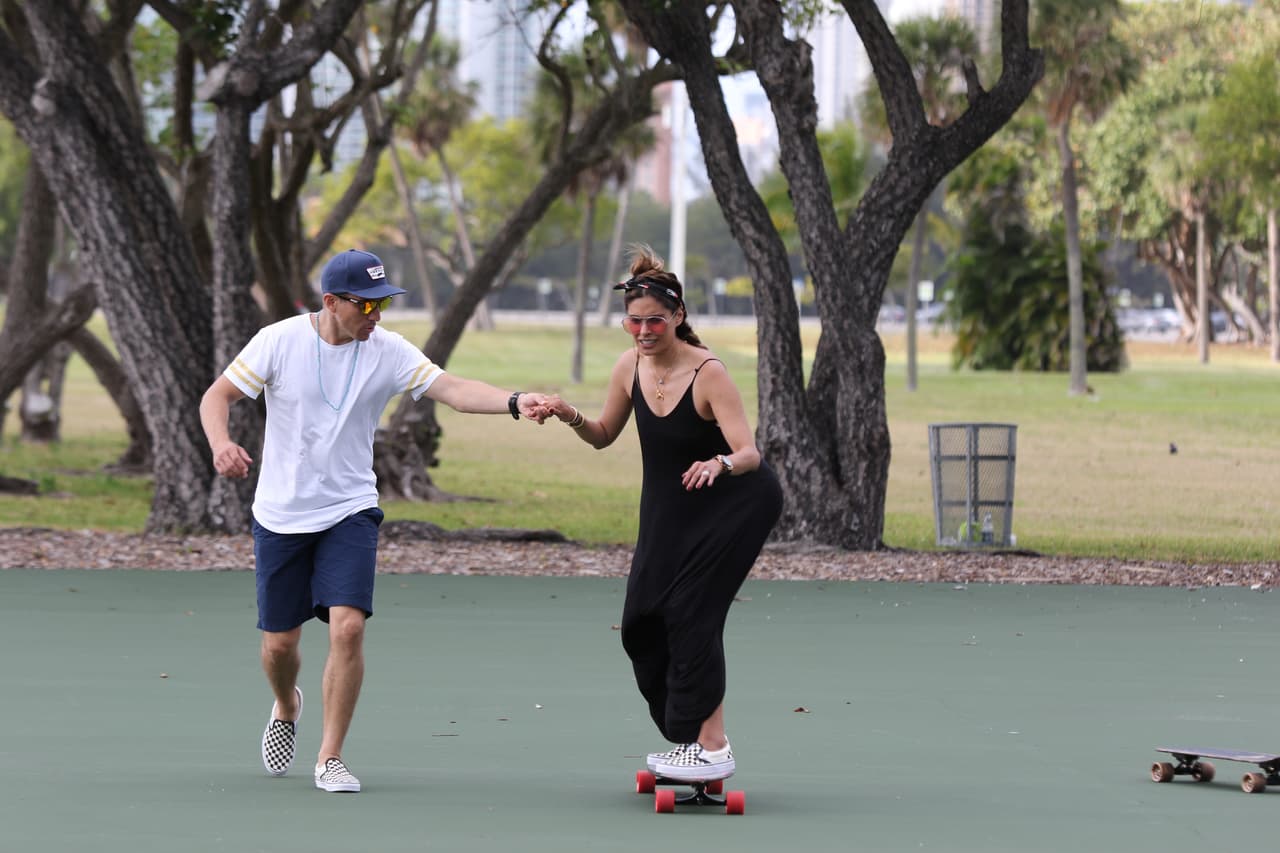Mientras que Galilea intentó tener equilibrio sobre una patineta con ayuda de Fernando.
