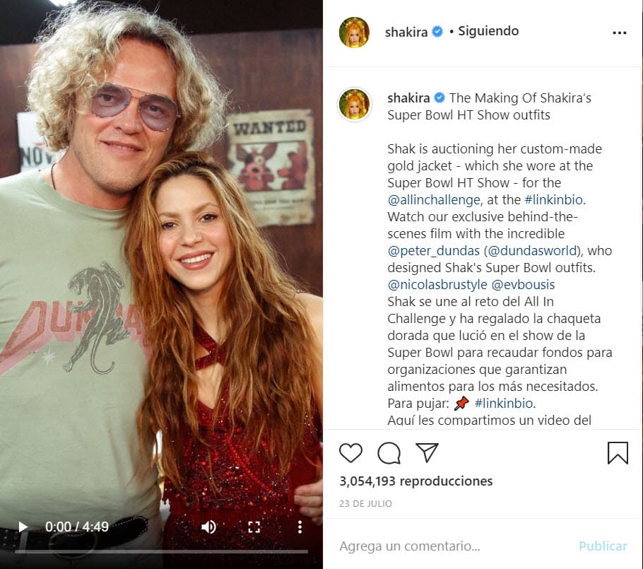 <b>Peter Dundas</b> fue el prestigiado diseñador noruego que fabricó el vestuario de la colombiana, entre las prendas se encuentra la peleada chaqueta dorada.
<br>