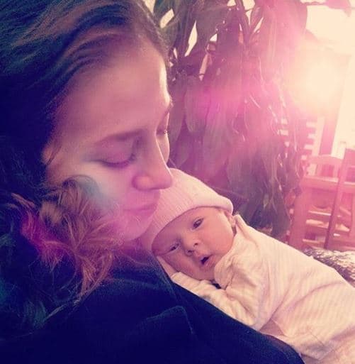 "[...] A veces nos la cuidan los suegros o mis papás, pero aunque estemos trabajando o salimos al cine o a donde sea, nos ponemos a pensar cómo está", finalizó la actriz.