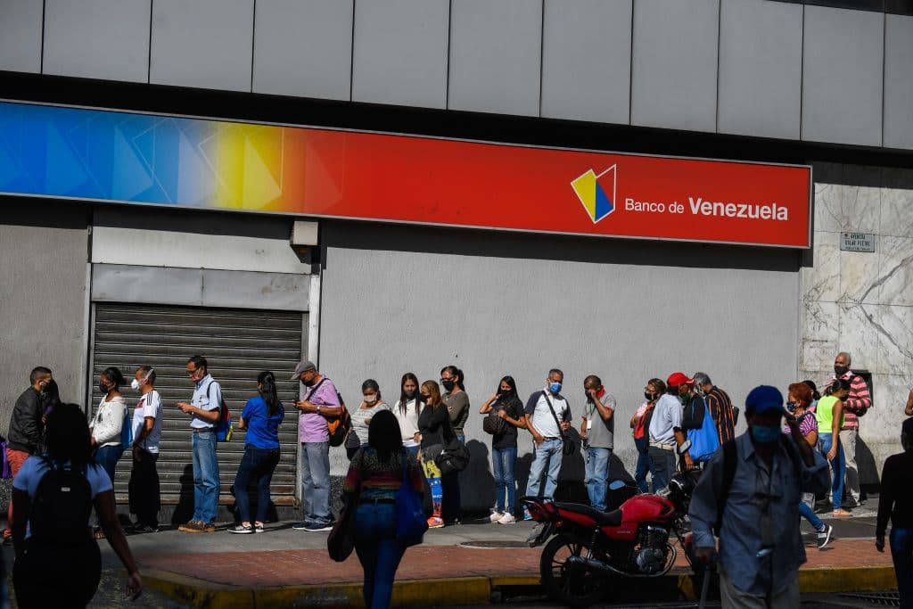 Gente en fila para poder retirar efectivo en un Banco Venezuela en Caracas, el pasado mes de enero de 2021.