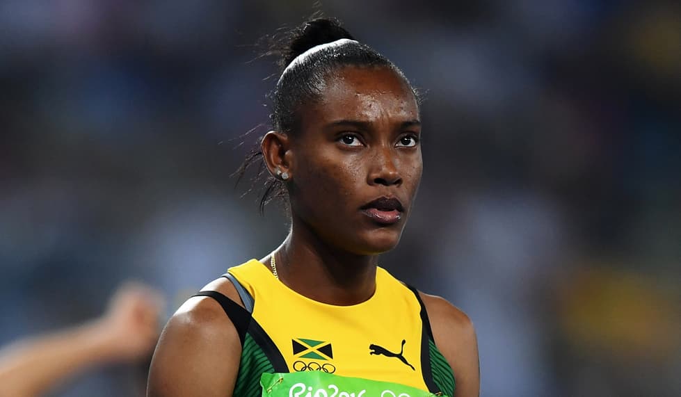 Para correr la semi final de los 400 metros 
<a href="https://www.instagram.com/stephenie470/">Stephanie Ann McPherson </a>despejó por completo su cara y fijó con ayuda del gel la parte frontal de su melena. Y la sujetó en un chongo alto, que resistió perfectamente el veloz ritmo de la jamaiquina.
<br>