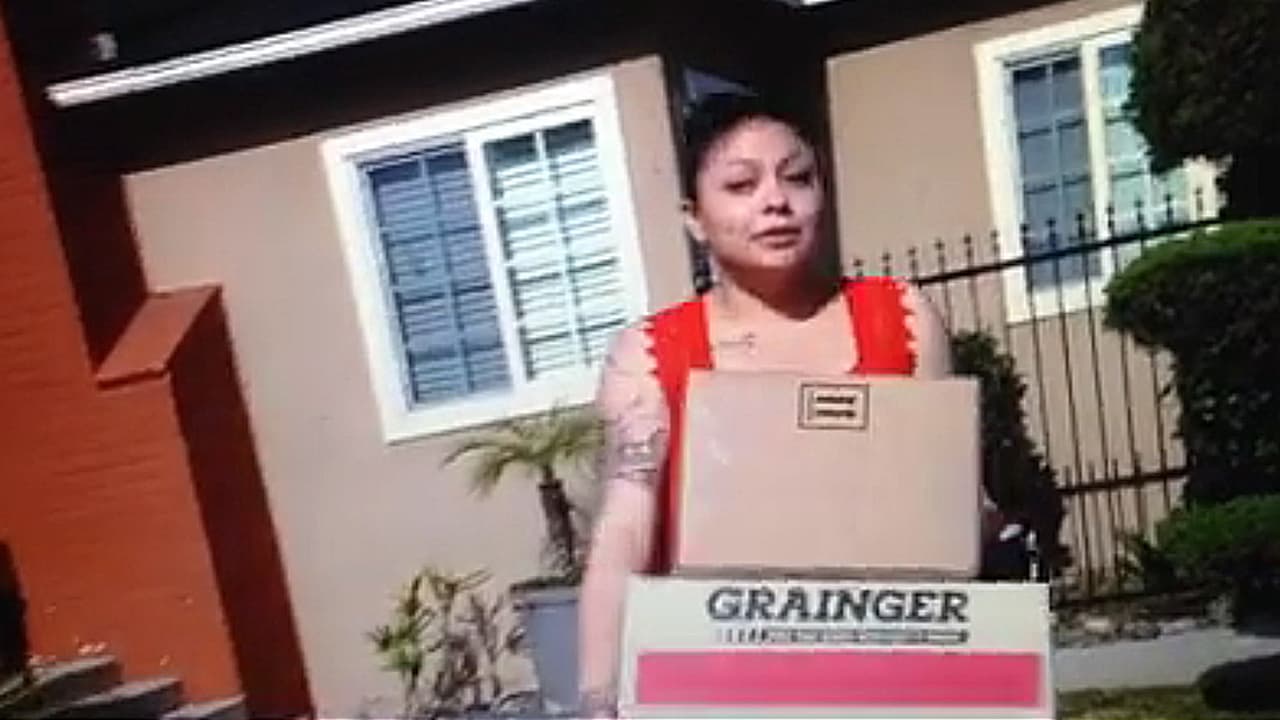 Arrestan a la mujer que fue captada en video al tomar paquetería ajena