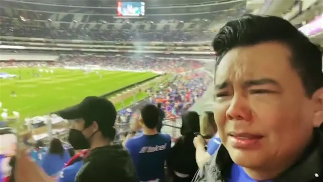 Allí, no pudo evitar las lágrimas al ver que su equipo se convertía en campeón después de 23 años sin conseguir el título.